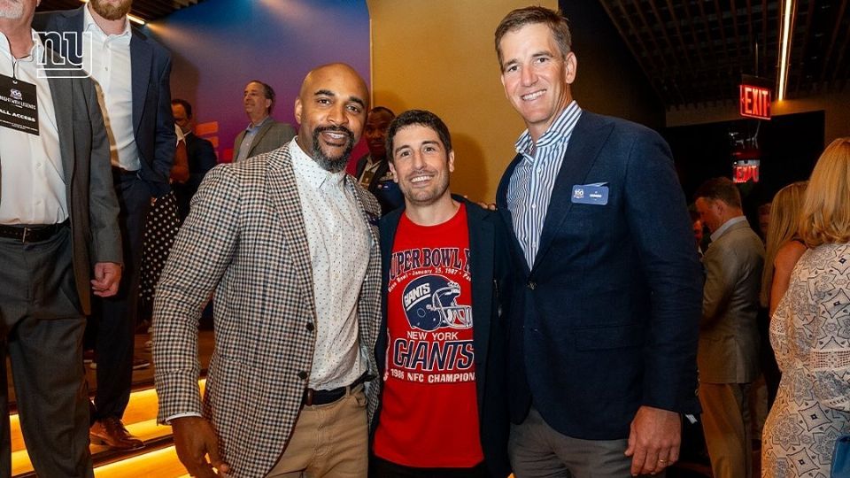 David Tyree, Jason Biggs y Eli Manning en la celebración de los 100 años de Giants