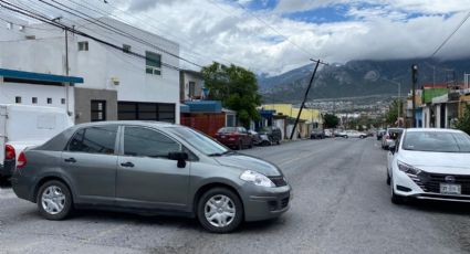 Vecinos en Santa Catarina bloquean calle; poste está por caer y tienen 4 día sin luz