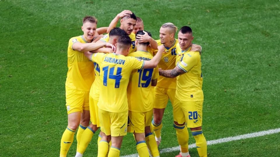 Yaremchuk celebra el gol con sus compañeros
Ucrania sigue vivo por su pase a Octavos de Final tras vencer 2-1 a Eslovaquia