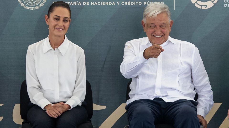 El presidente de México, Andrés Manuel López Obrador (d), y la presidenta electa de México, Claudia Sheinbaum | EFE/Miguel Sierra