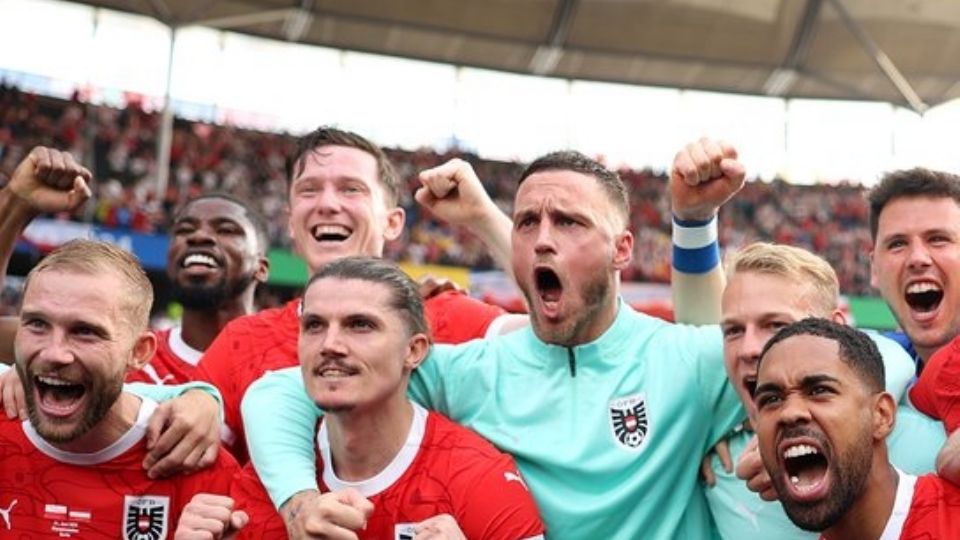 Los jugadores de Austria festejan el marcador de 3-1 ante Polonia, que los poner cerca de aspirar un boleto a octavos de final