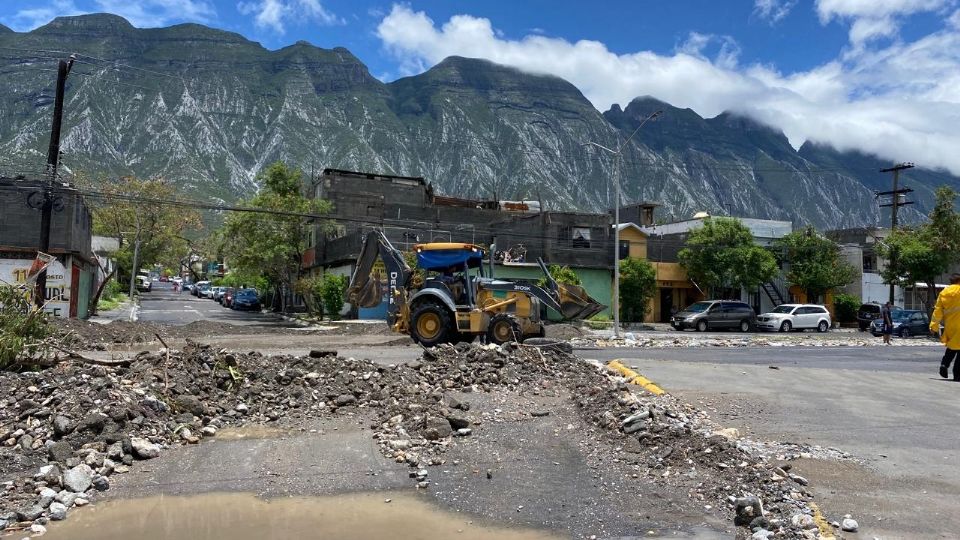 Maquinaria realiza limpieza de escombro en Santa Catarina | Iram Hernández / ABC Noticias