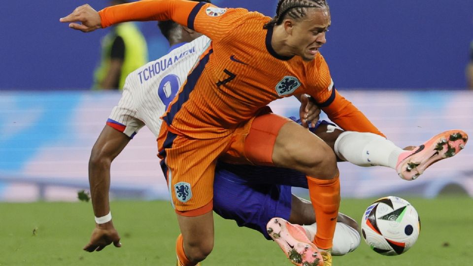 Aurelien Tchouameni (izq.) y Xavi Simons (der.) en acción durante el partido del Grupo D de la EURO 2024 entre Países Bajos y Francia.