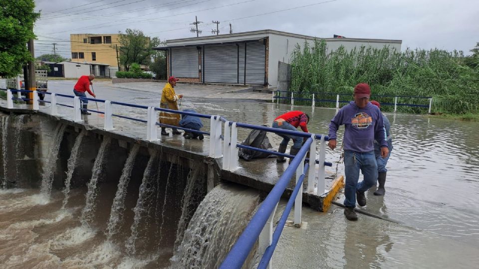 Limpian puentes y arroyos en Cadereyta