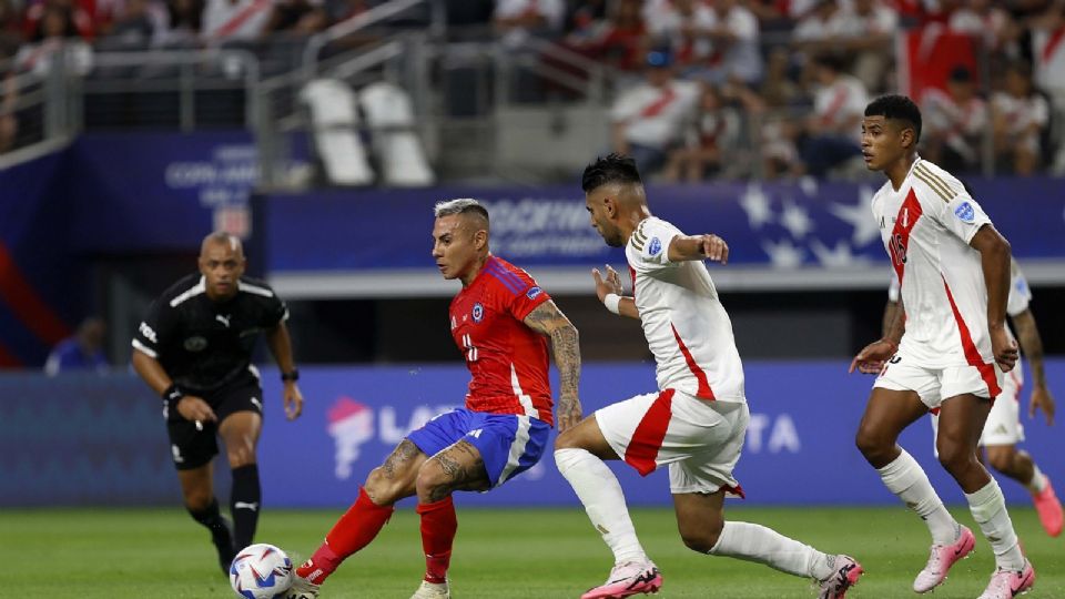 El ex jugador de Tigres, Edu Vargas, disputa un balón en el partido de la Copa América entre Chile y Perú