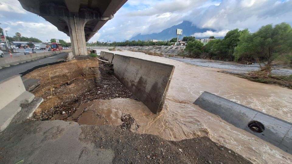 Barrera de contención dañada en el bulevar Miguel de la Madrid en Guadalupe.