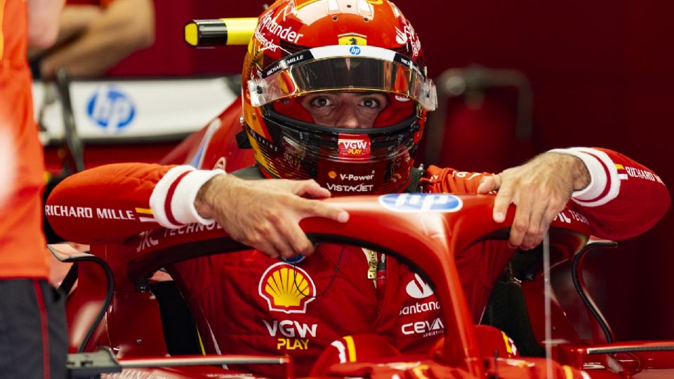 El piloto español Carlos Sainz Jr, Ferrari, durante la tercera sesión de entrenamientos libres en el Circuito de Barcelona Cataluña en Montmeló.