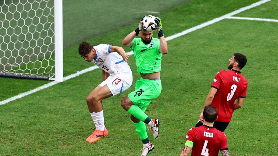 El portero Giorgi Mamardashvili de Georgia hace una parada contra Mojmir Chytil de la República Checa (izquierda) durante el partido de fútbol del grupo F de la EURO 2024 entre Georgia y la República Checa.