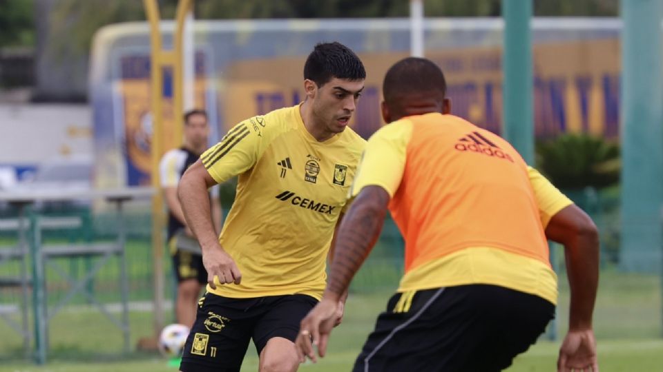 Fernando Gorriarán encara a Samir Caetano en un interescuadras de Tigres realizado en el Polideportivo