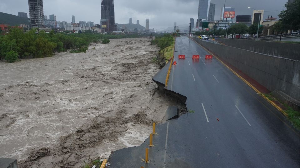 Tramo de avenida Constitución afectado por lluvias de Alberto, en Monterrey.