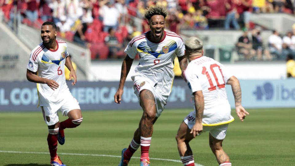 Jhonder Cádiz celebra con el mediocampista venezolano Yeferson Soteldo.