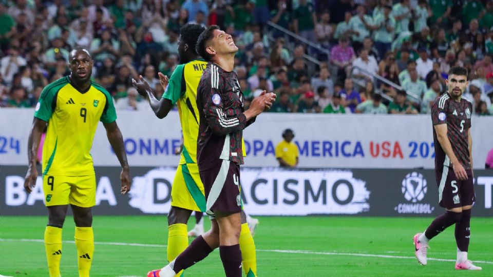 Edson Álvarez sufrió una lesión ante Jamaica.