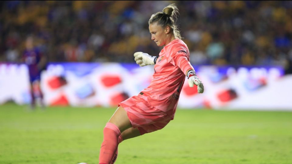 Sandra Panos del Barcelona durante durante el juego amistoso en el Estadio Universitario.