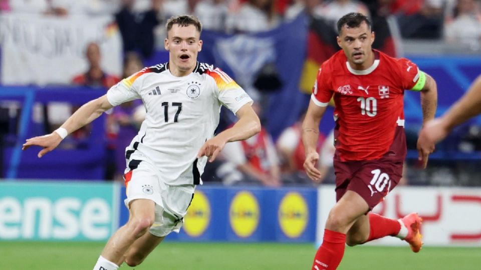 Florian Wirtz de Alemania y Granit Xhaka de Suiza en acción durante la UEFA EURO 2024.