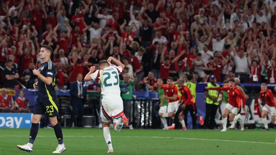 Kevin Csoboth de Hungría celebra el gol inicial.