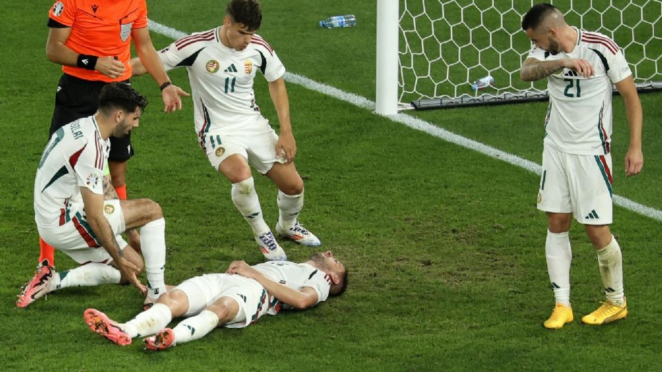 Los jugadores de Hungría revisan a su compañero Barnabas Varga de Hungría después de caer al suelo.