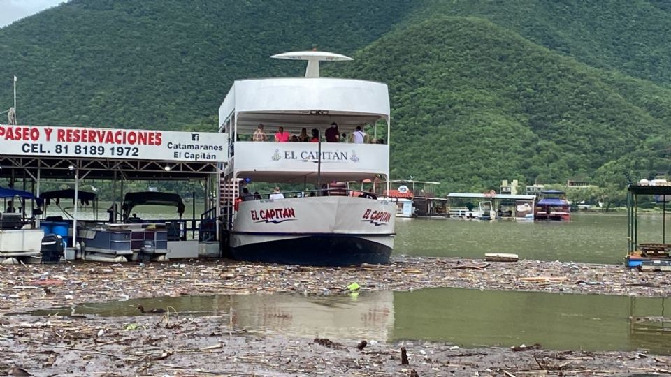 Paseantes a bordo de embarcación en la presa La Boca.