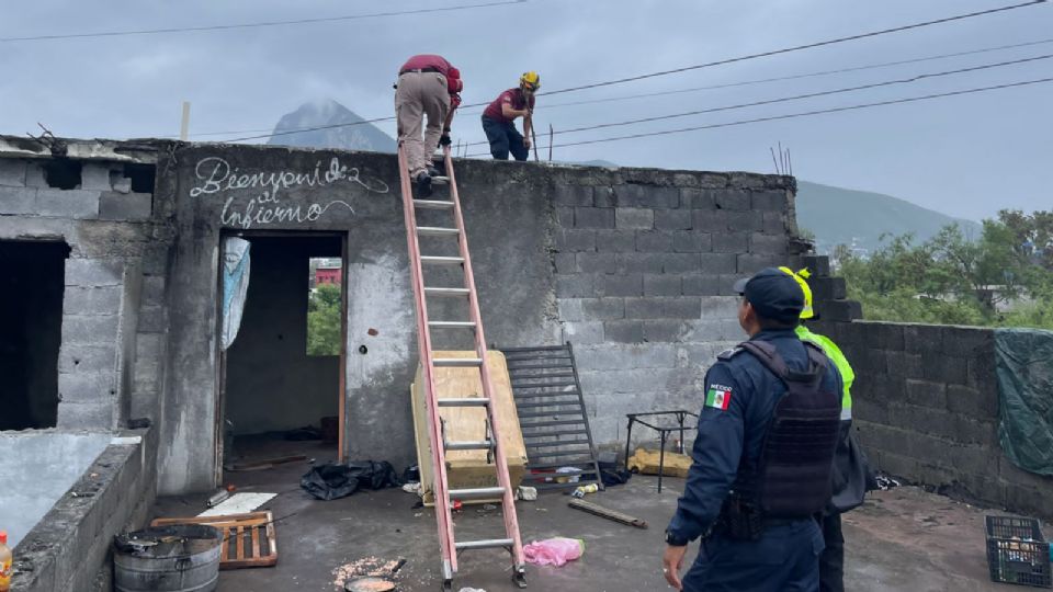 Llegada de elementos de seguridad a la casa donde el hombre fue encontrado muerto.