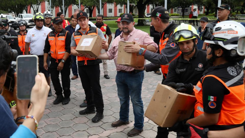 Cadena humana para la entrega de víveres a damnificados de la región citrícola.