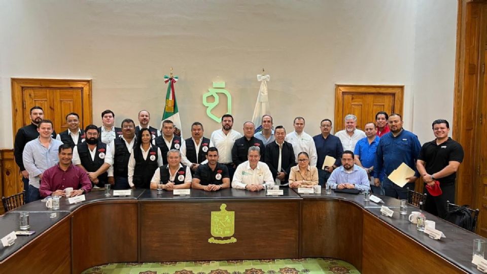 Integrantes del Comité de Reconstrucción de la la Cámara Mexicana de la Industria de la Construcción en Nuevo León.