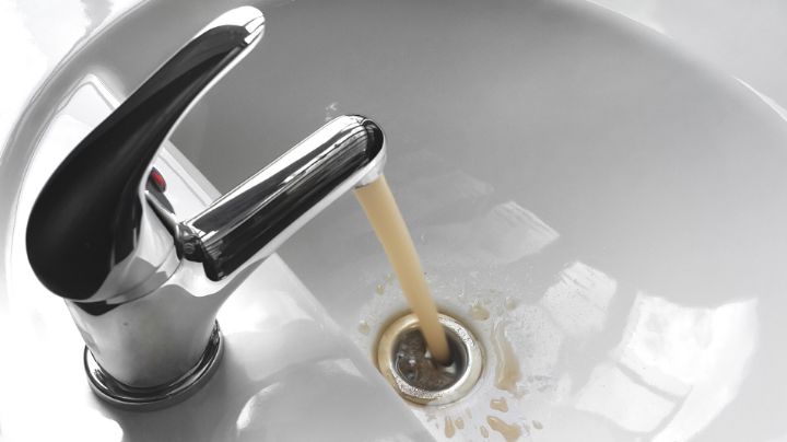 ¡No la bebas! Esto puede ocurrirte si tomas agua turbia