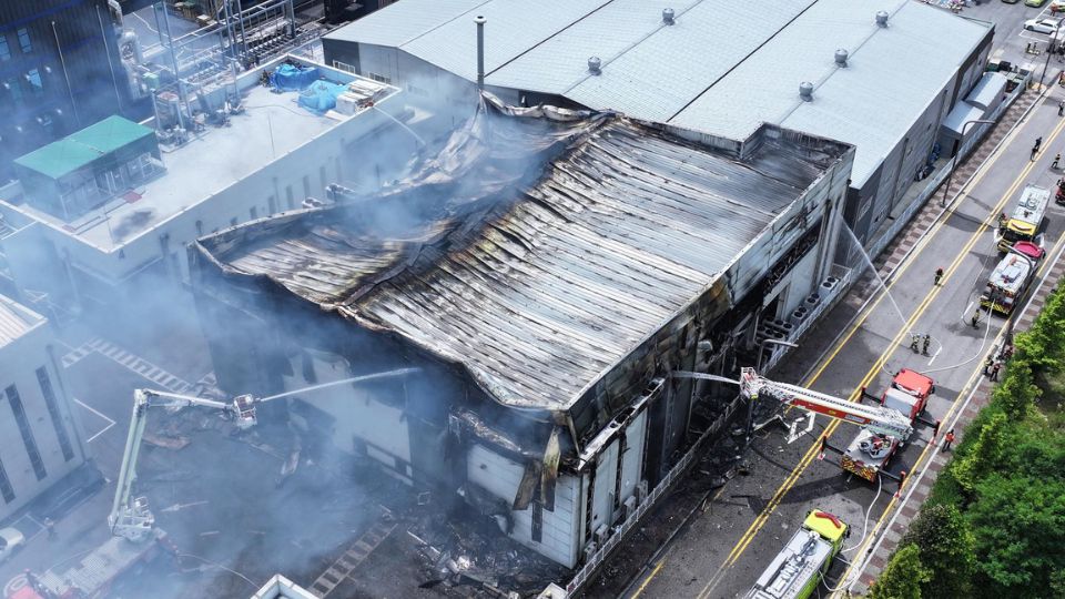 Los bomberos intentan apagar un incendio en una fábrica primaria de baterías de litio en Hwaseong, Corea del Sur | EFE/EPA/YONHAP COREA DEL SUR FUERA