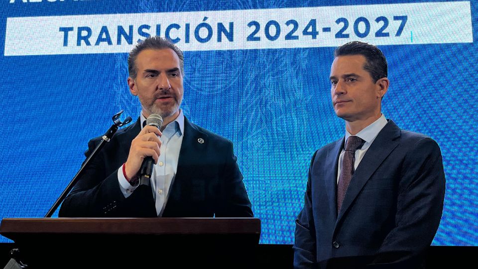 Adrián de la Garza (izq.) presenta a Fernando Margáin