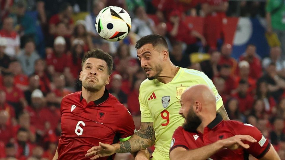 Joselu de España y Berat Djimsiti de Albania en acción durante la UEFA EURO 2024.