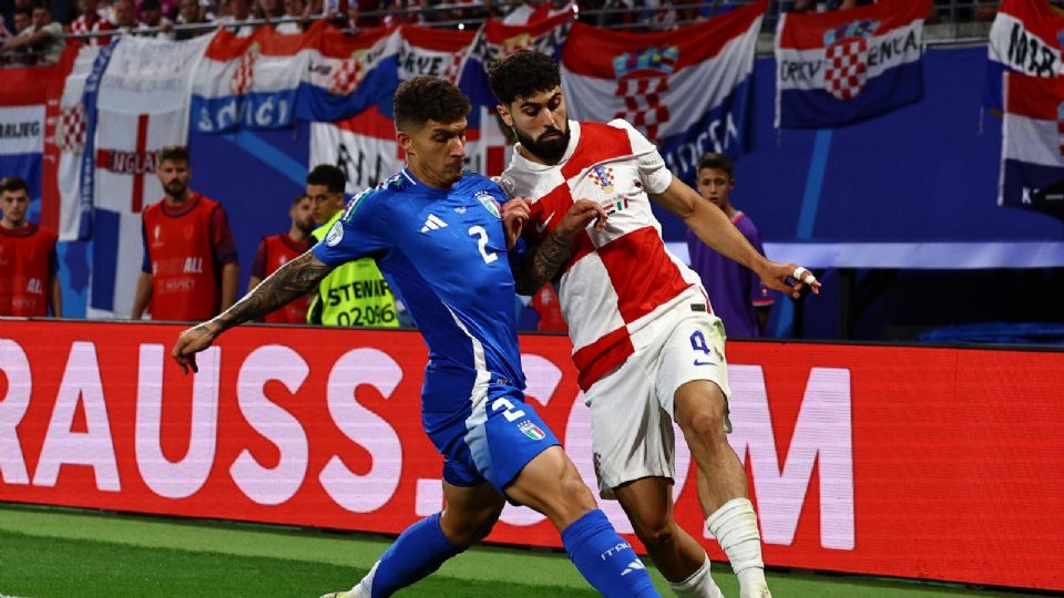 Giovanni di Lorenzo de Italia y Josko Gvardiol de Croacia en acción durante la UEFA EURO 2024.