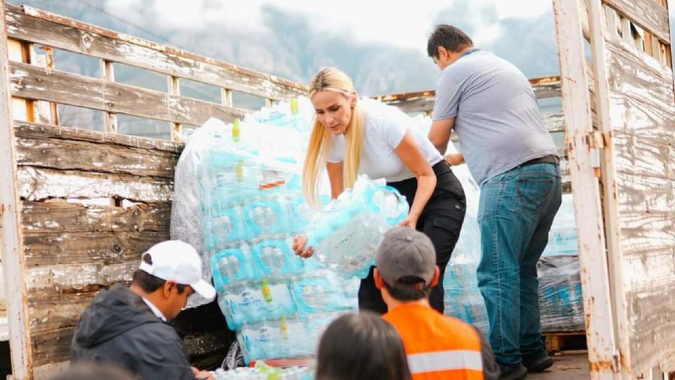 Llevan agua purificada a población de Santa Catarina, NL.