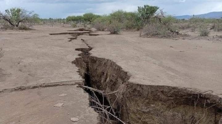 Emergen grietas desconocidas de 3 kilómetros en ejido de Tamaulipas