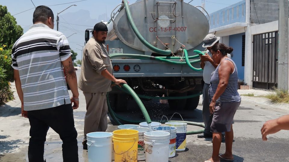 Pipas llevan agua a comunidades afectadas