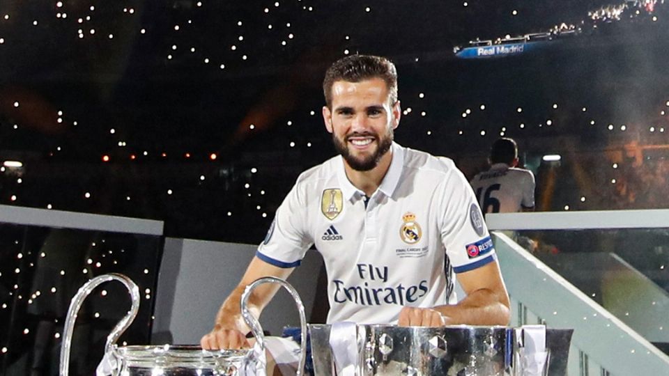 Nacho Fernández posa con el título de Liga de la Temporada 2023/2024 y con el trofeo de la Liga de Campeones