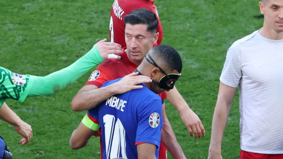 Robert Lewandowski (atrás) y Kylian Mbappe (al frente) se abrazan después del partido del Grupo D de la EURO 2024 entre Francia y Polonia.