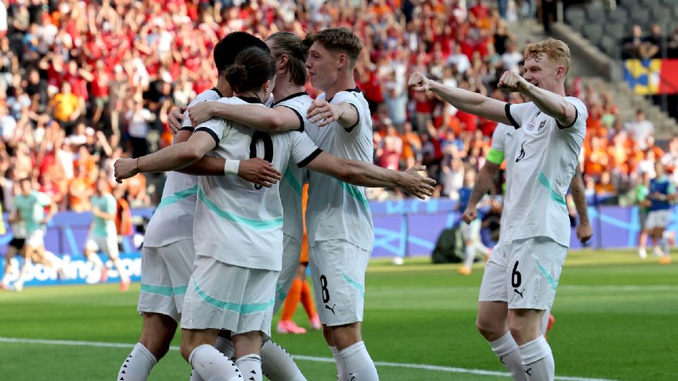 Los jugadores de Austria celebran uno de los goles durante el partido del grupo D de la EURO 2024 entre los Países Bajos y Austria.