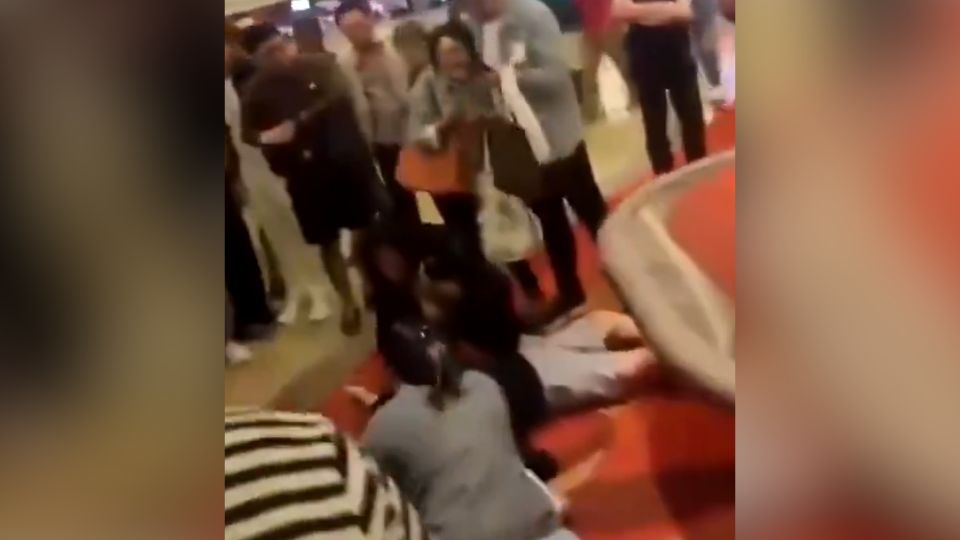 Hombre se desploma en casino de Singapur