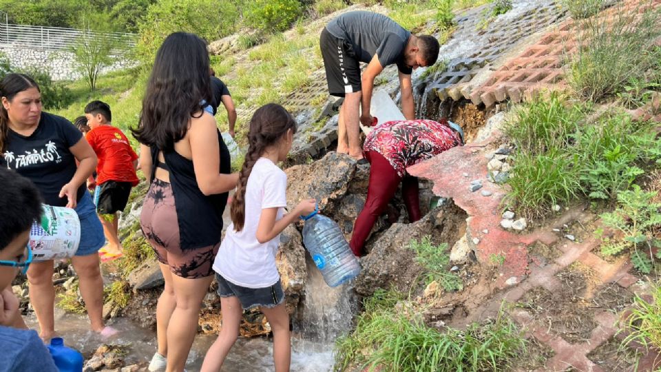 Vecinos en la colecta de agua.