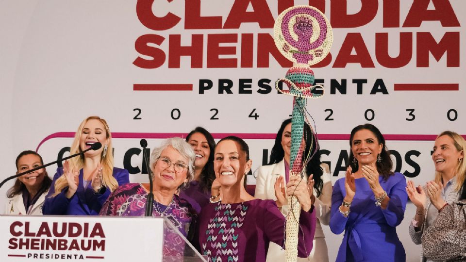 Claudia Sheinbaum al recibir el bastón de mando hecho por artesanas oaxaqueñas.