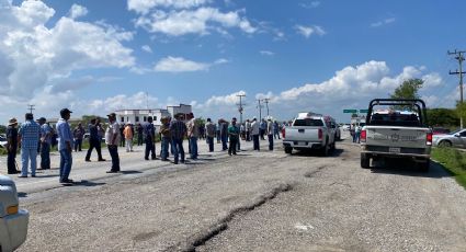 Agricultores bloquean carretera Victoria-Matamoros por falta de apoyos