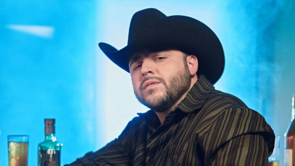 Gerardo Ortiz posa para una fotografía en su cuenta de Instagram, luciendo una texana negra y camisa de rayas.