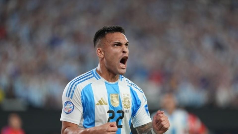 Lautaro Martínez festeja el pase de Cuartos de Final de Argentina sobrepasando ante Chile 1-0