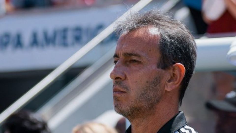 El técnico argentino Fernando Batista querrá asfixiar a la selección mexicana