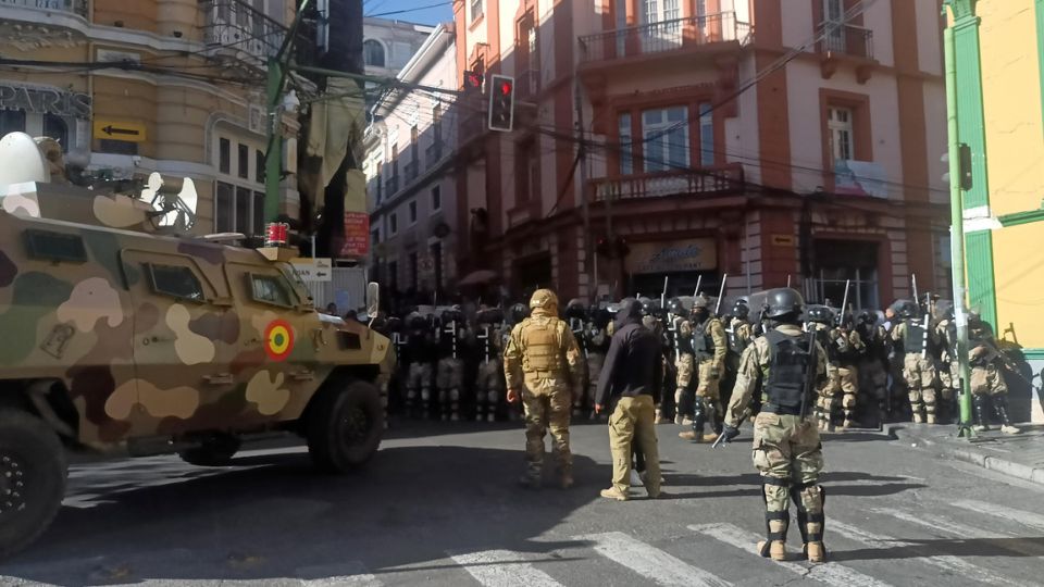 Personal militar está presente con tanques frente a la sede del Gobierno de Bolivia, este miércoles en La Paz, Bolivia | EFE/Luis Gandarillas