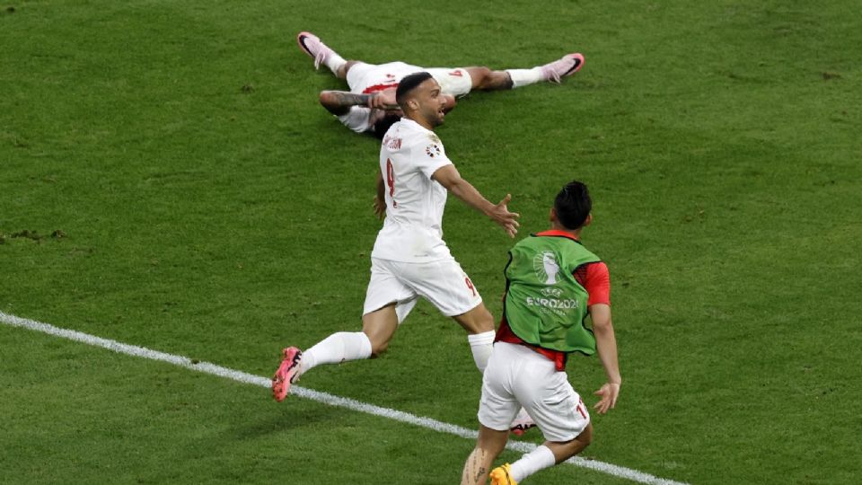 Cenk Tosun de Turquía celebra tras marcar el gol del 1-2 durante la UEFA EURO 2024.