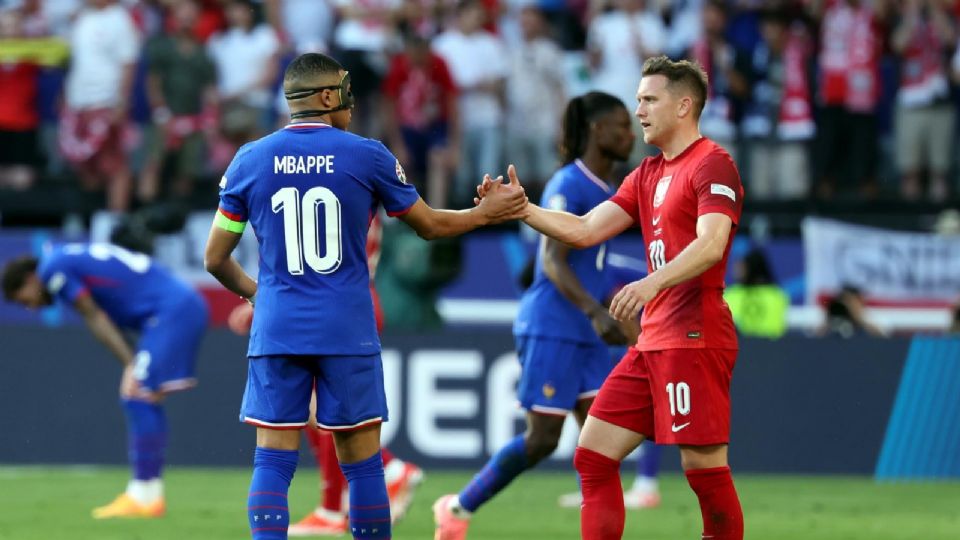 Kylian Mbappé de Francia reacciona con Piotr Zielinski de Polonia.