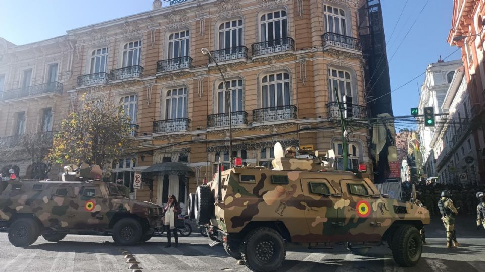 Dos tanques militares frente a la sede del Gobierno de Bolivia, este miércoles en La Paz (Bolivia).