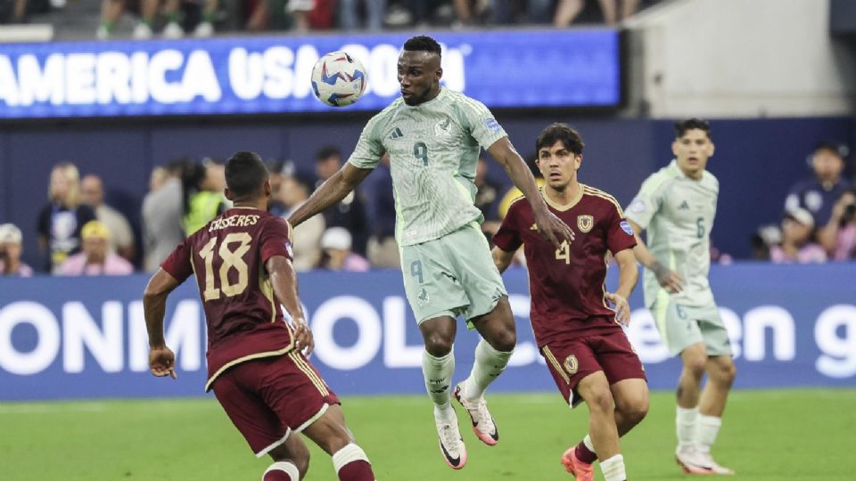 Julián Quiñones encabeza el balón mientras Marcelo Flores de México.