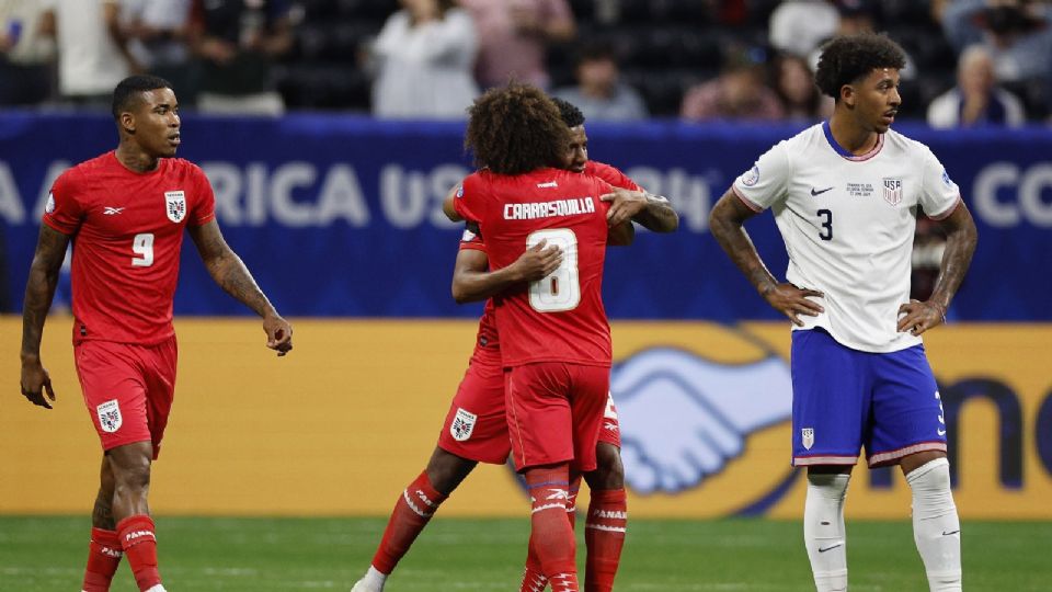 Los jugadores de Panamá celebran una de las anotaciones frente a Estados Unidos