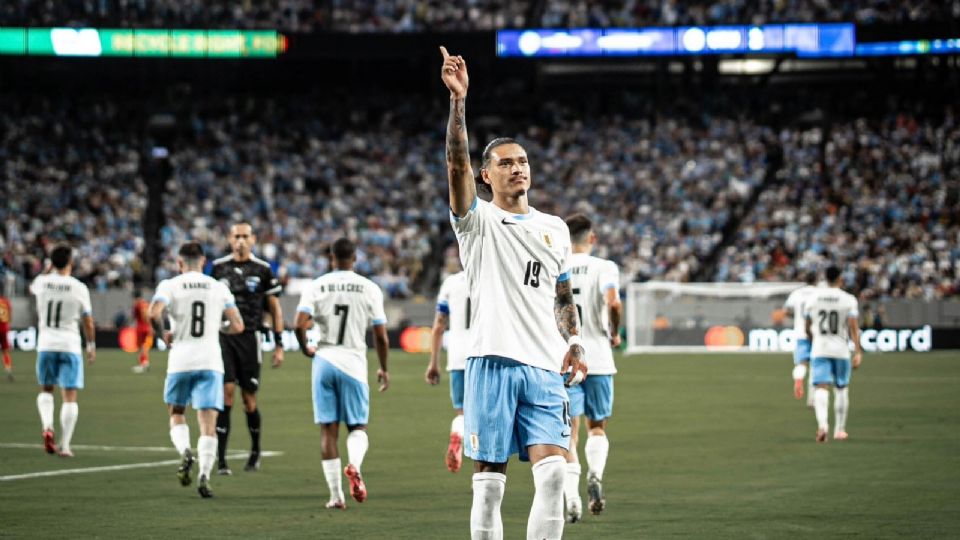 Darwin Núñez celebra su gol con la afición de Uruguay en el duelo ante Bolivia