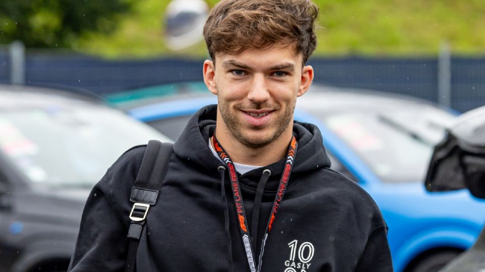 El piloto de Alpine, Pierre Gasly de Francia, llega al paddock en Spielberg, Austria.